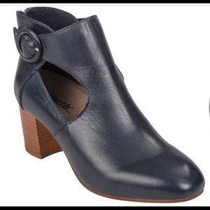 Earth Corinth bootie navy blue 8.5